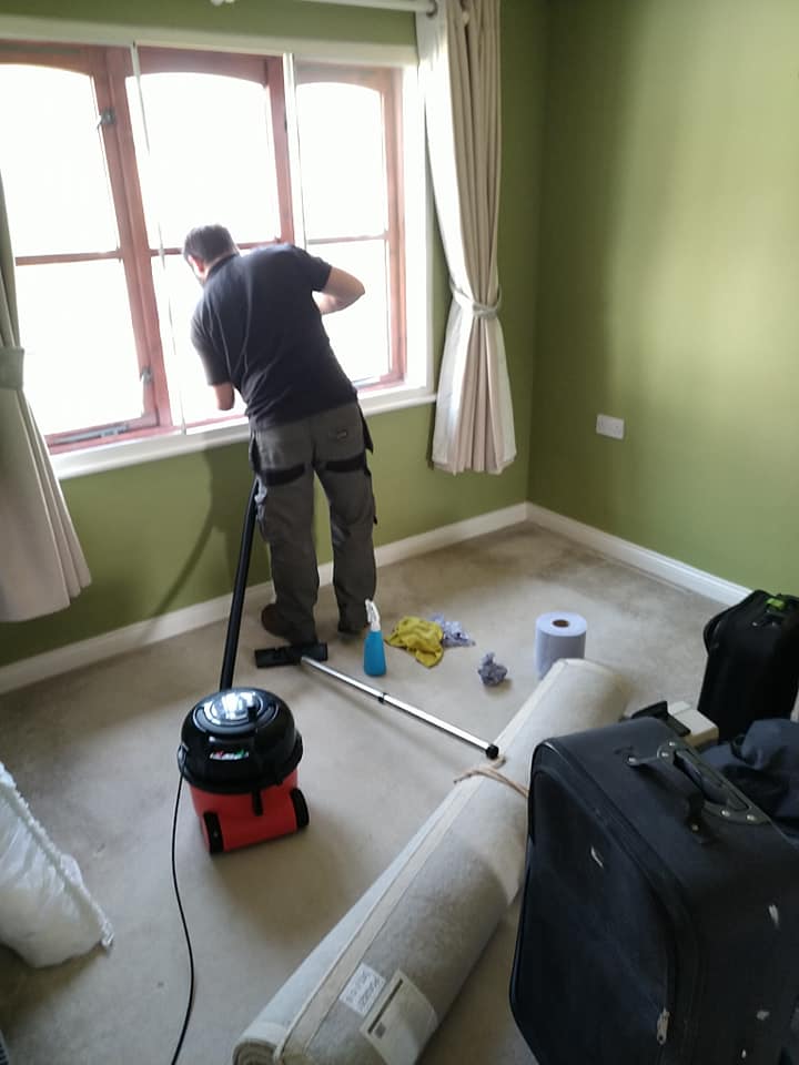 end of tenancy cleaner working in an empty room